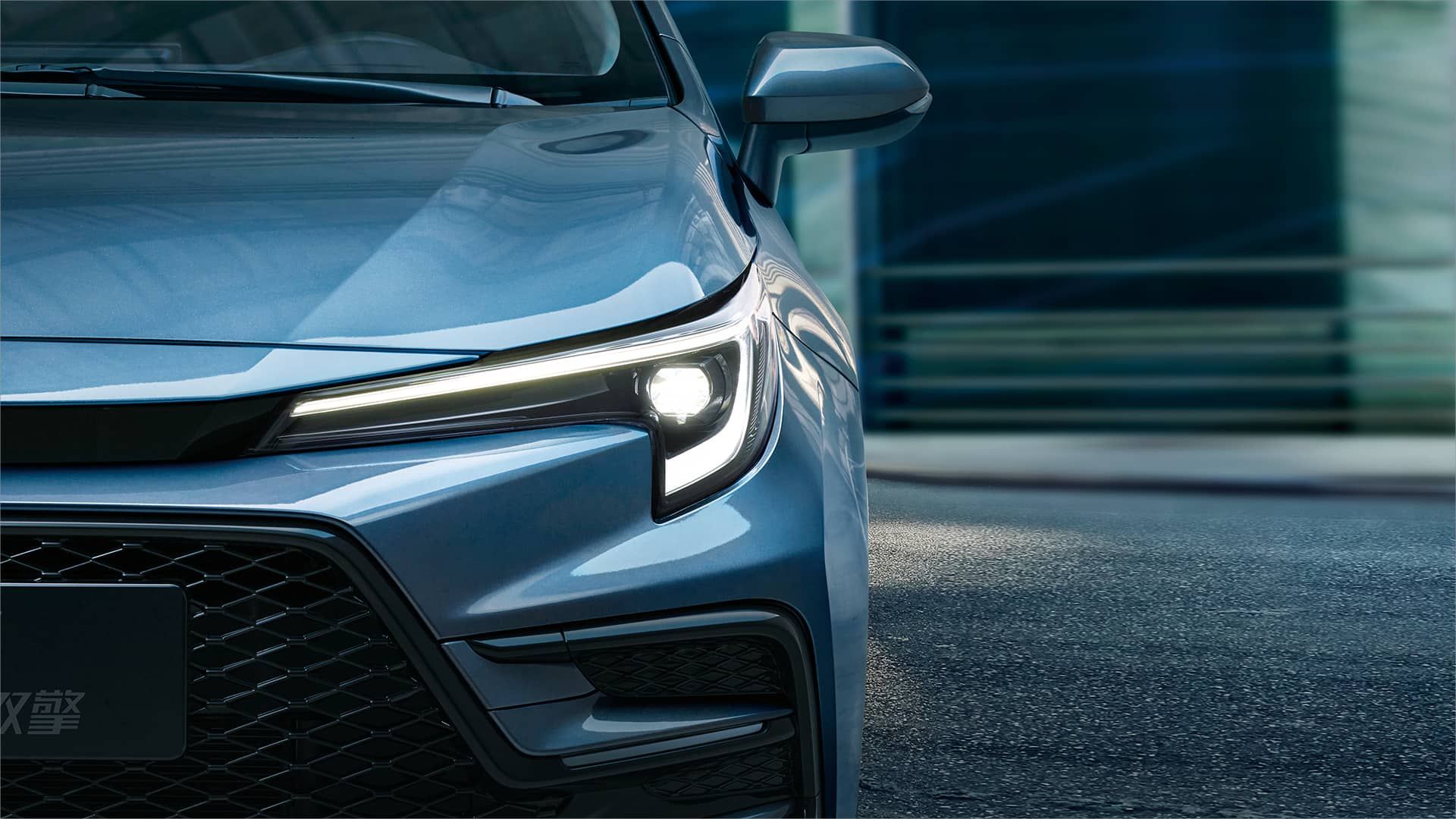 Drawstring top with elastic loop closure and textured interior padding.